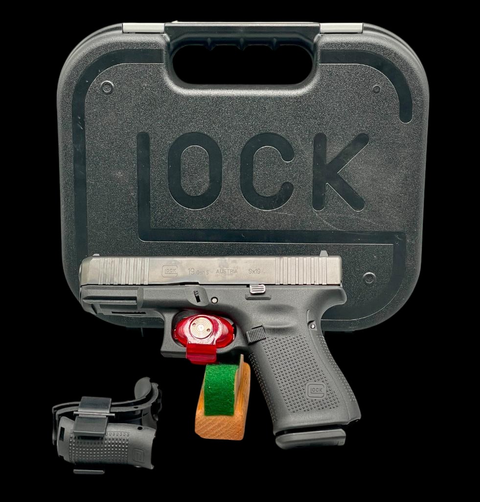 Glock 19 Gen 5 9mm Pistol: Offered here for your consideration is a Glock 19, Gen 5 chambered in 9mm Luger. This striker fired polymer framed firearm features the Gen 5 enhanced grip texture, forward slide serrations, reversibl