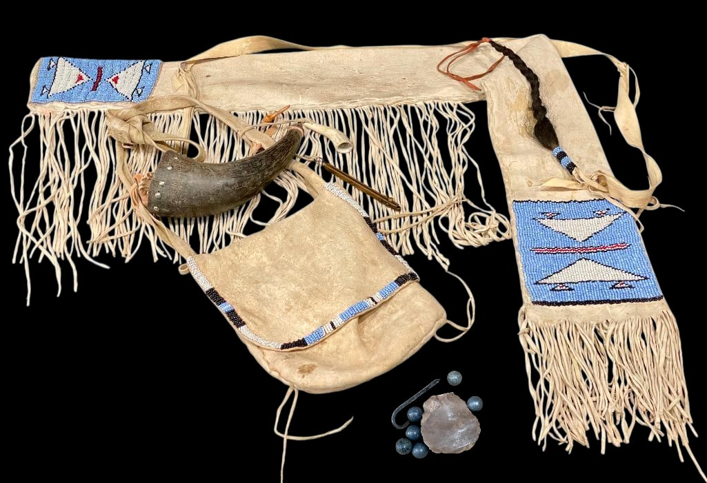 Vintage Beaded Rifle Scabbard With Possibles Bag And Powder Horn - Plains (1 of 19)