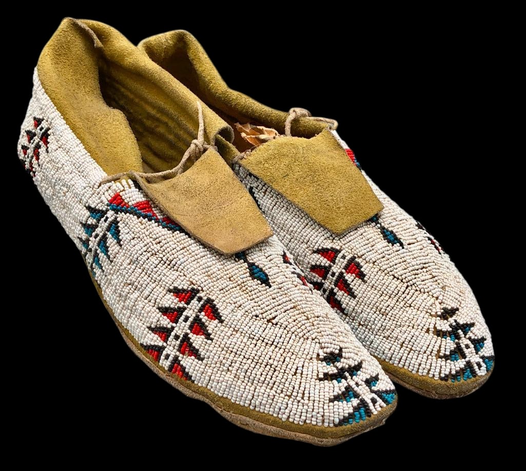 Pair Of Vintage Plains Beaded Moccasins Circa 1920s-1950s (1 of 11)