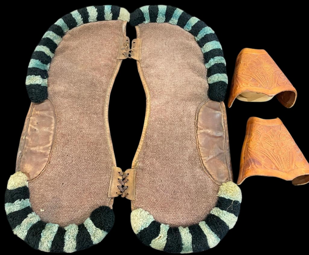 Vintage Child Size Tapaderos Stirrups With A Smaller Size Corona Pad: Offered here for your consideration is a pair of vintage child's size Tapaderos stirrups with a smaller size Corona pad. The taps are made of thick leather with tooled floral designs mounted on