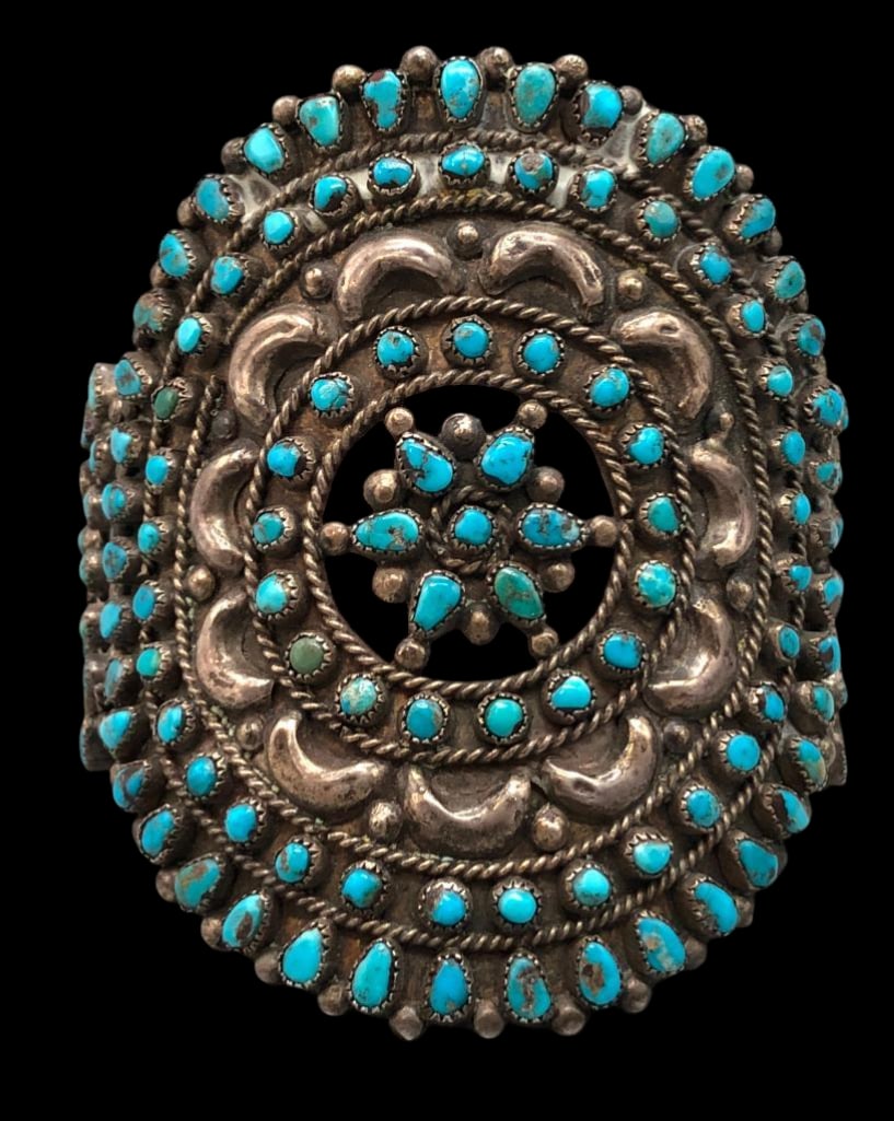Great Vintage Turquoise And Sterling Silver Cluster Bracelet: Offered here for your consideration is a great vintage turquoise and sterling silver cluster bracelet. This piece features a cluster of turquoise cabochons set in sawtooth silver bezels. Accenting the