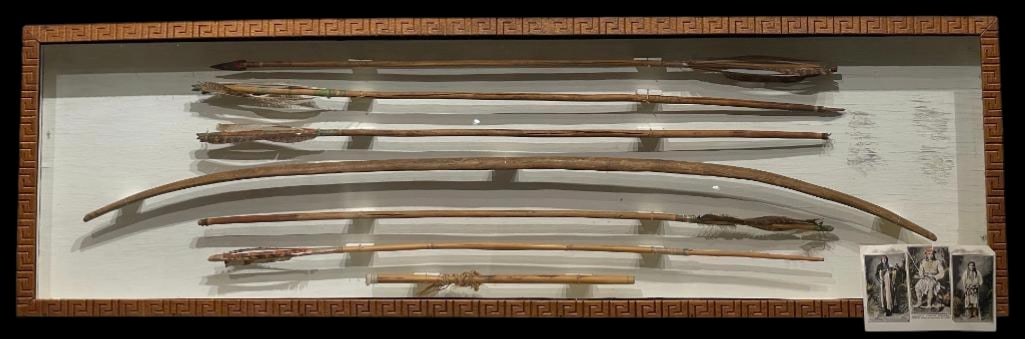 Antique Apache Bow And Arrows Display: Offered here for your consideration is an antique Apache bow and arrows display. This lot features a framed display case containing a bow and five arrows with turkey feather fletchings. One of the arr