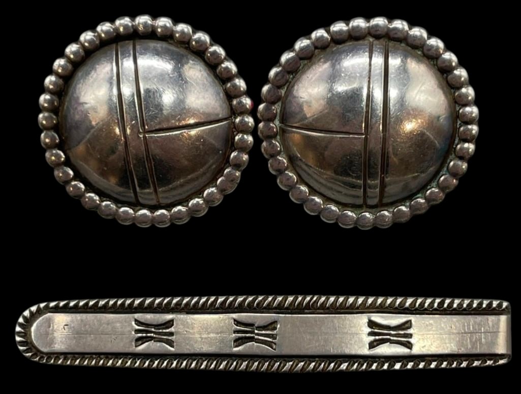 Kenneth Begay White Hogan Barrette & White Hogan Earrings: Offered here for your consideration is a Kenneth Begay White Hogan barrette and White Hogan earrings. These sterling silver earrings showcase rounded centers with filed lines, all surrounded by silver