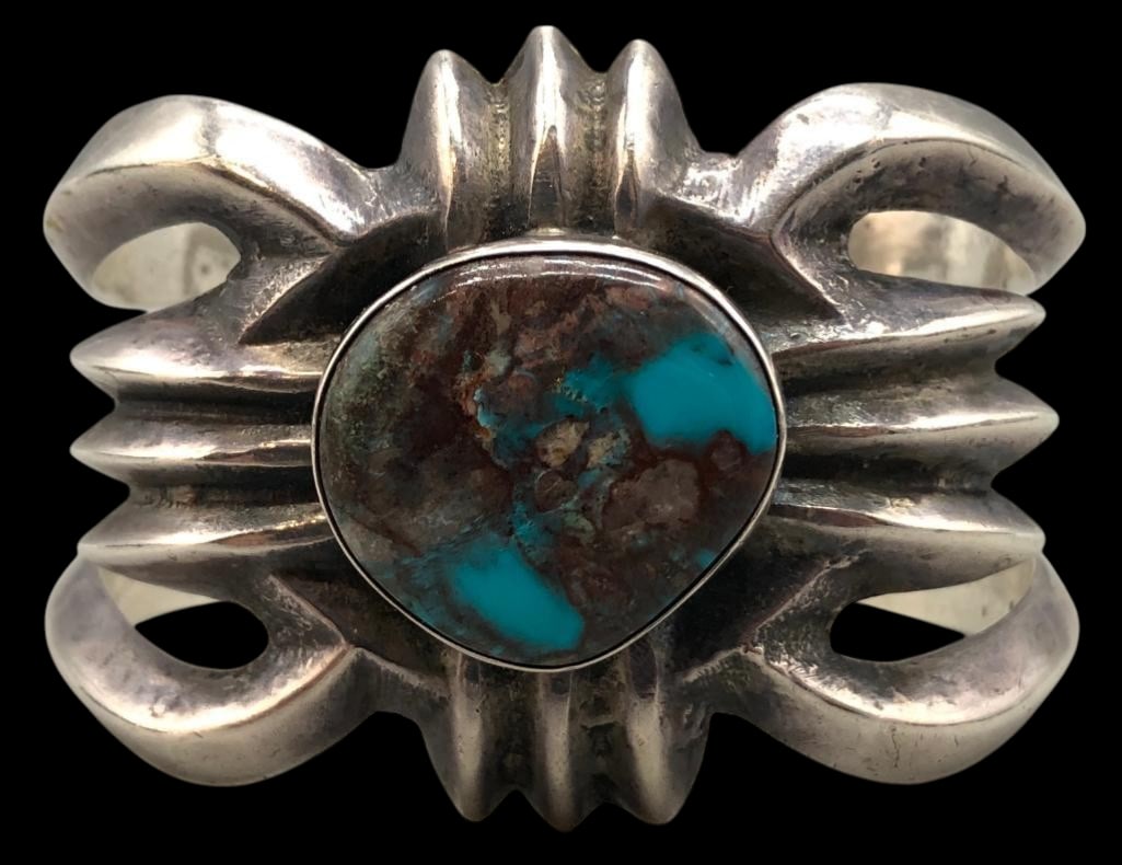 Vintage Sterling Silver Sandcast And Bisbee Turquoise Bracelet: Offered here for your consideration is a vintage sterling silver sandcast and Bisbee turquoise bracelet. This piece features a great Bisbee turquoise cabochon set in a smooth silver bezel on a sandcas