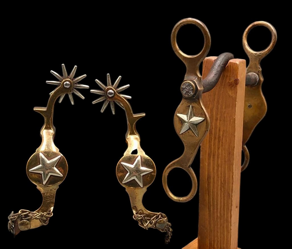 Buermann Hercules Bronze Spurs And Bit With Texas Star Theme: Offered here for your consideration is a Buermann Hercules bronze pair of spurs and bit set with a Texas star theme. The spurs feature 10 point star rowels with large Texas star overlays on the heel b
