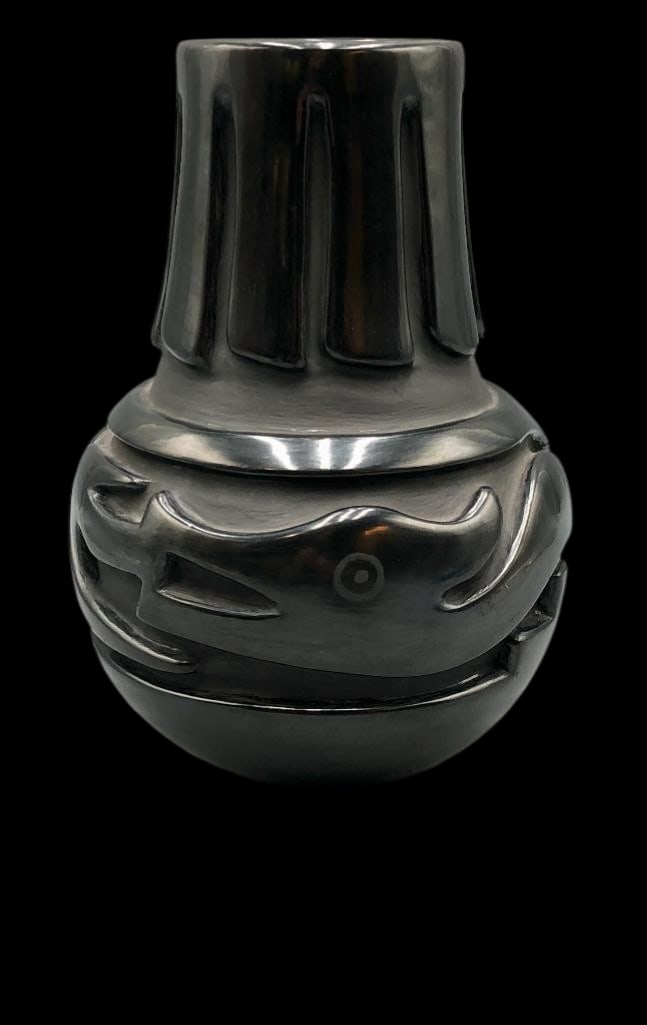 Santa Clara Pottery Vase By Barbarita Naranjo: Offered here for your consideration is a Santa Clara carved pottery vase by Barbarita Naranjo. Santa Clara pottery is well known for its deep carved designs and highly polished surfaces. This vase fea