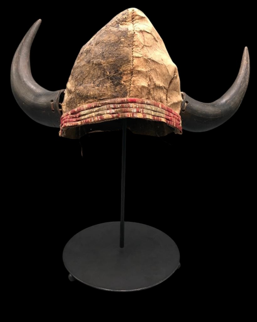 1800s Northern Plains Buffalo Horn Headdress: Offered here for your consideration is a Northern Plains buffalo horn headdress from the 1800s. This very rare headdress features a hide cap with large bison horns hollowed out and attached on each si
