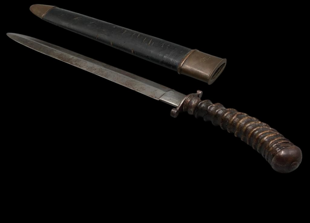 Large Spear Point Knife With Exotic Handle And Sheath: Offered here for your consideration is a large spear point knife with an exotic stag horn handle and sheath. This knife features a spear point steel blade, metal crossguard and an exotic antler handle