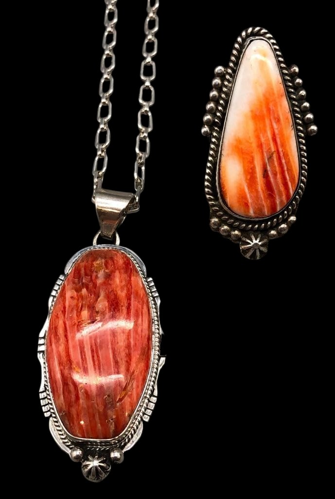 Spiny Oyster And Sterling Silver Ring With Pendant: Offered here for your consideration is a spiny oyster and sterling silver ring with pendant. Both pieces feature a spiny oyster cabochon set in a smooth silver bezel. Accenting the stones are twisted 