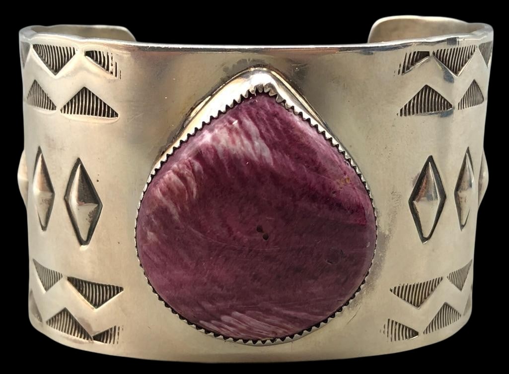 Purple Spiny Oyster And Sterling Silver Bracelet By Julian Chavez: Offered here for your consideration is a purple spiny oyster and sterling silver bracelet by Julian Chavez. This piece features a purple spiny oyster cabochon set in a sawtooth silver bezel accented w