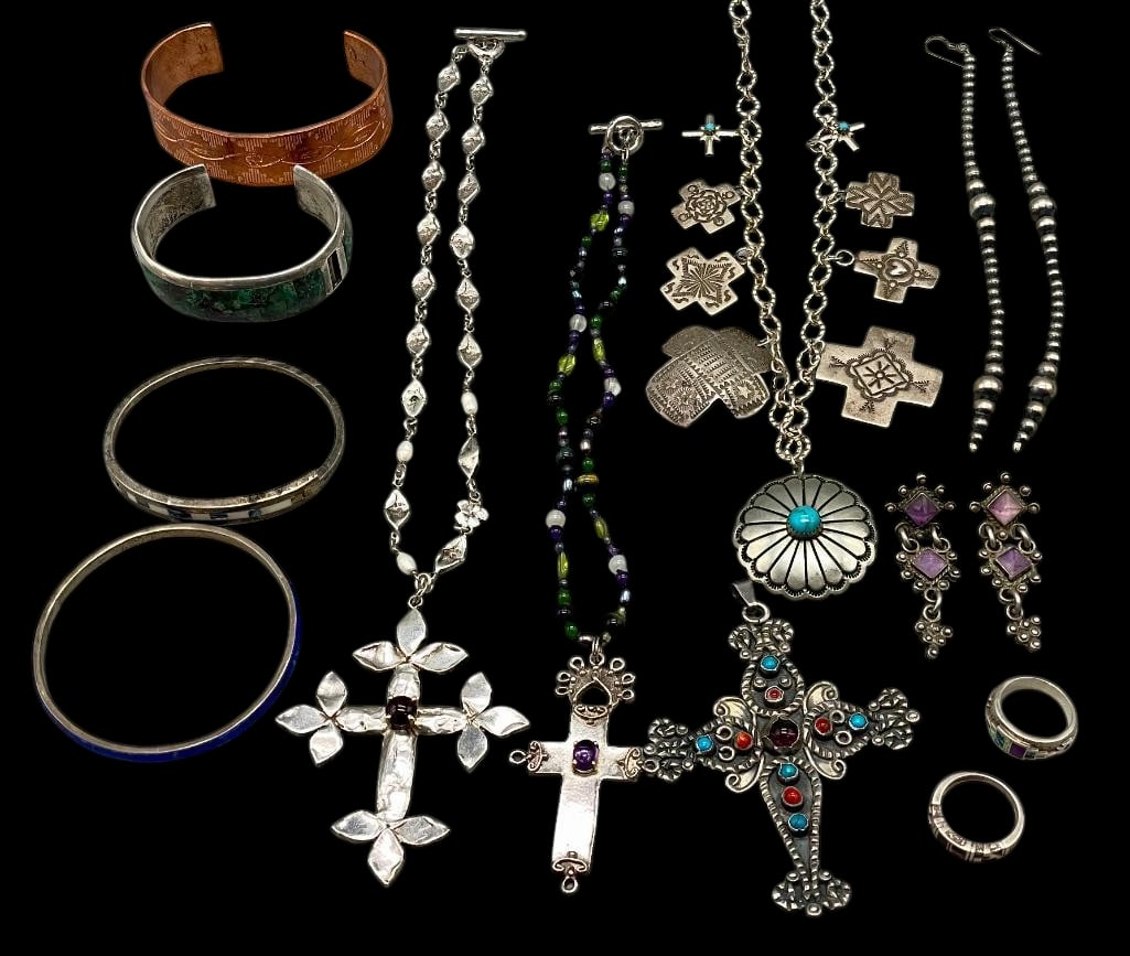 Miscellaneous Jewelry Group Necklaces - Rings, Bracelets, Earrings Etc.: Presented here for your consideration is a miscellaneous jewelry group of necklaces, rings, bracelets, earrings, etc. Several of the pieces feature settings amethyst, lapis, opal, turquoise and others