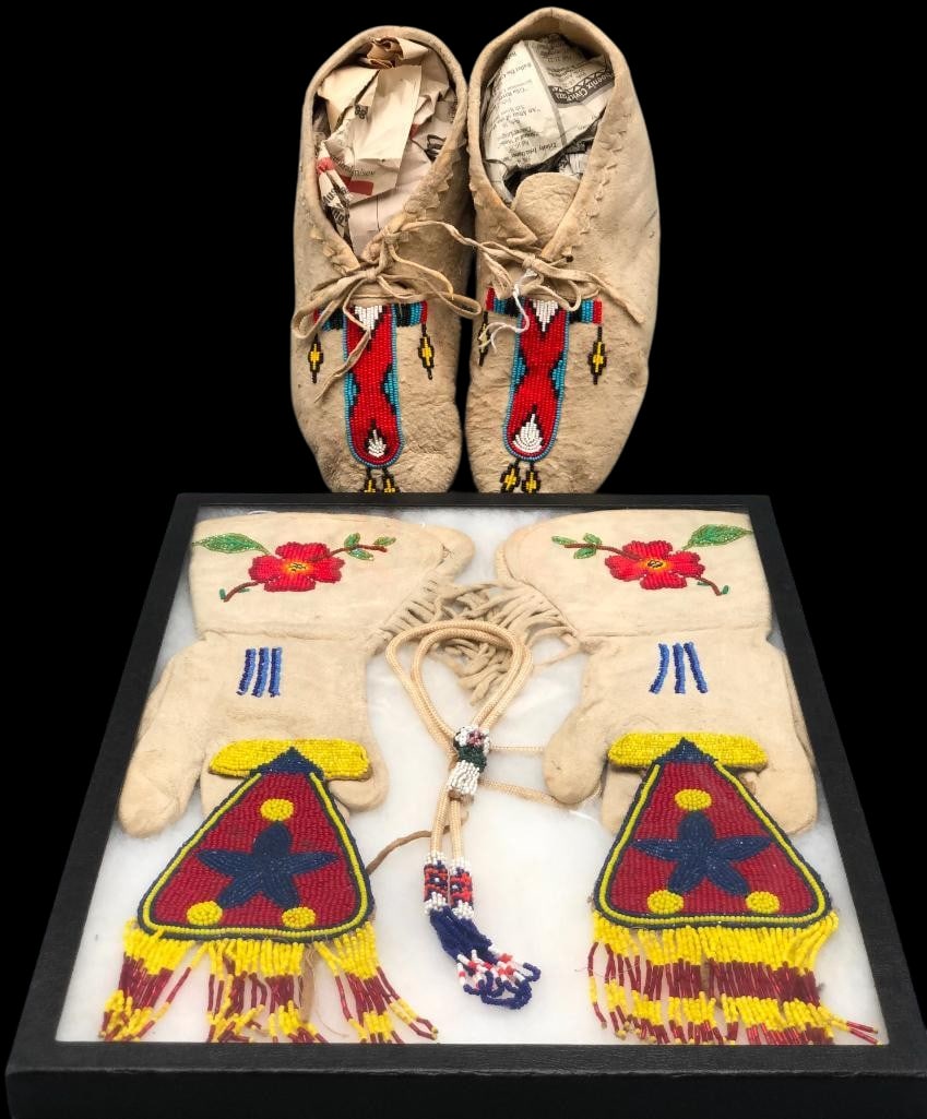 Group Of Vintage Beaded Moccasins, Gauntlets, Etc. (1 of 14)