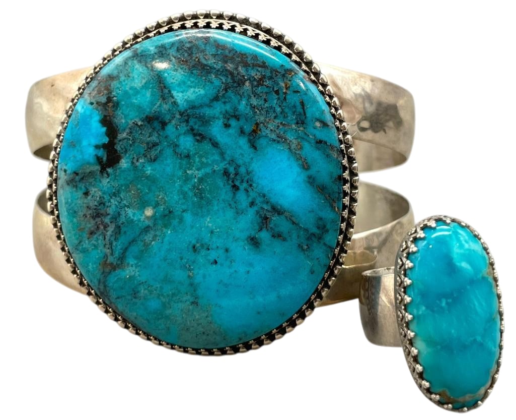Nice Turquoise And Sterling Silver Bracelet With Ring By G. Yazzie: Offered here for your consideration is a nice turquoise and sterling silver bracelet with ring by G. Yazzie. Both pieces feature a turquoise cabochon set in an intricate silver bezel with silver dots 