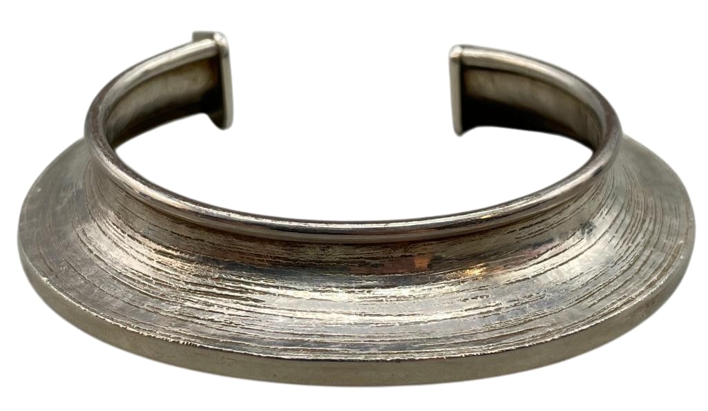 Sterling Silver Bracelet With Gold Inlay By Cheyenne Harris: Presented for your consideration is a sterling silver bracelet with gold inlay by Cheyenne Harris. This cuff bracelet features a unique, upward-reaching design accented by light etched detailing on on
