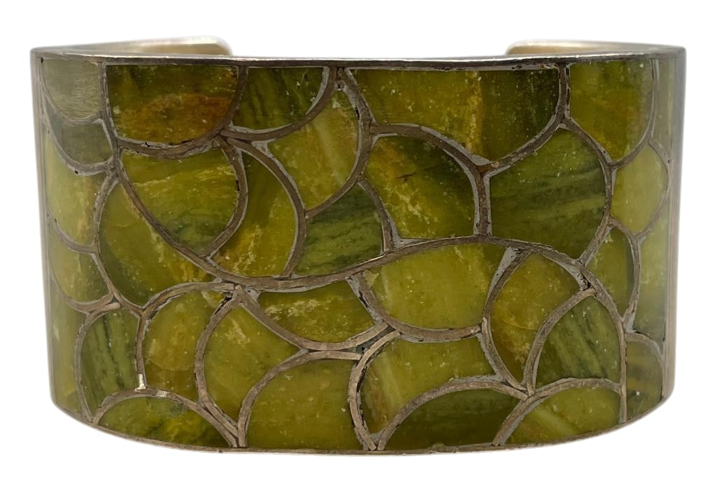 Sterling Silver And Fish Scale Serpentine Inlay Bracelet By Harry Morgan: Offered here for your consideration is a sterling silver and fish scale serpentine inlay bracelet by Harry Morgan. This piece features a fish scale inlay created with serpentine. The stones are on a s