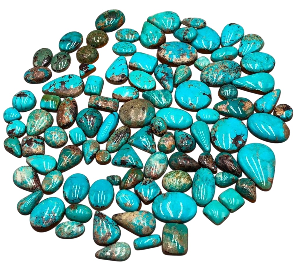 Approximately 590 Carats Of Miscellaneous Turquoise Cabochons From Nevada Mines: Offered here for your consideration are approximately 590 carats of miscellaneous turquoise cabochons from Nevada mines. This lot includes cut and polished turquoise cabochons in a variety of sizes an