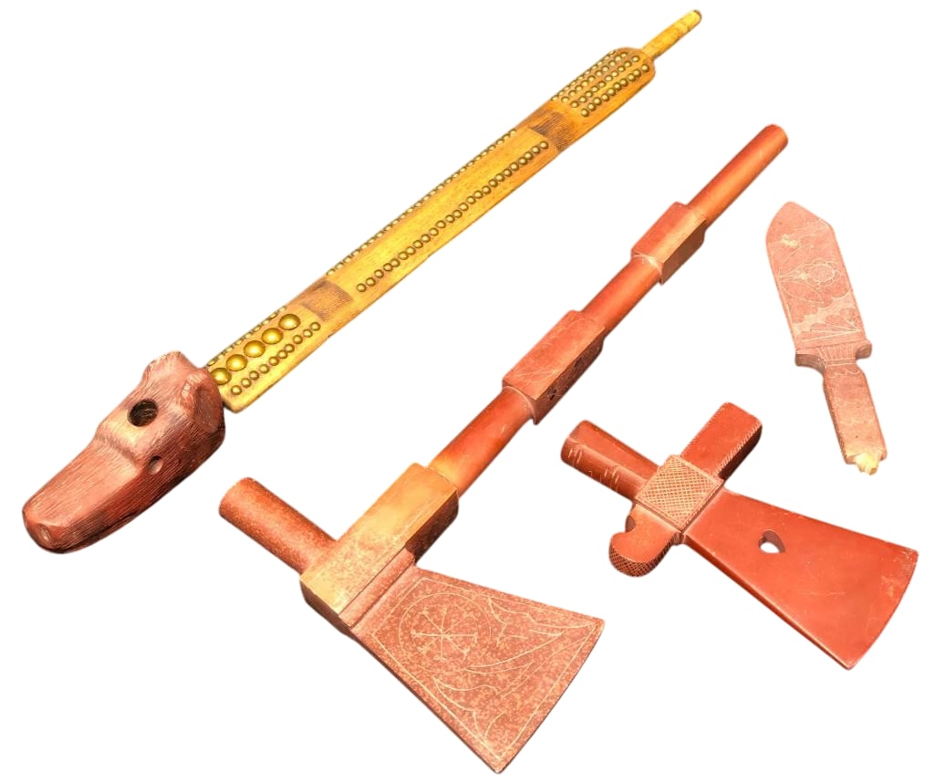 Group Of Catlinite Items Including Pipe Bowls, Pipe Stems And Pipe Tamper: Offered here for your consideration is a group of Catlinite items including Pipe Bowls, Pipe Stems and a Pipe Tamper. One features a large bowl carved in the shape of a wolf head with a hard wood stem