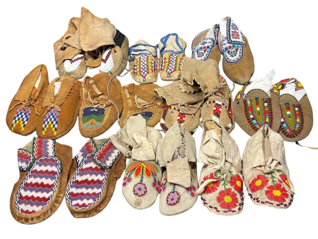 10 Pair Of 20th Century Moccasins (1 of 14)