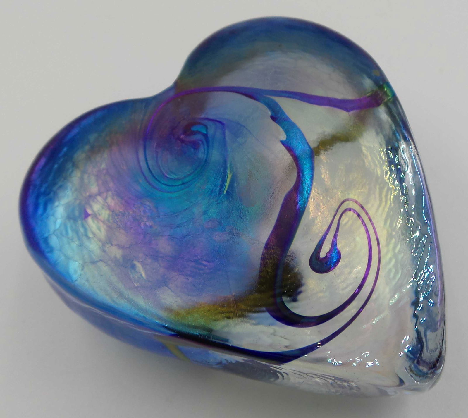 Vintage ROBERT HELD USA Iridescent Art Glass Heart Paperweight (1 of 14)
