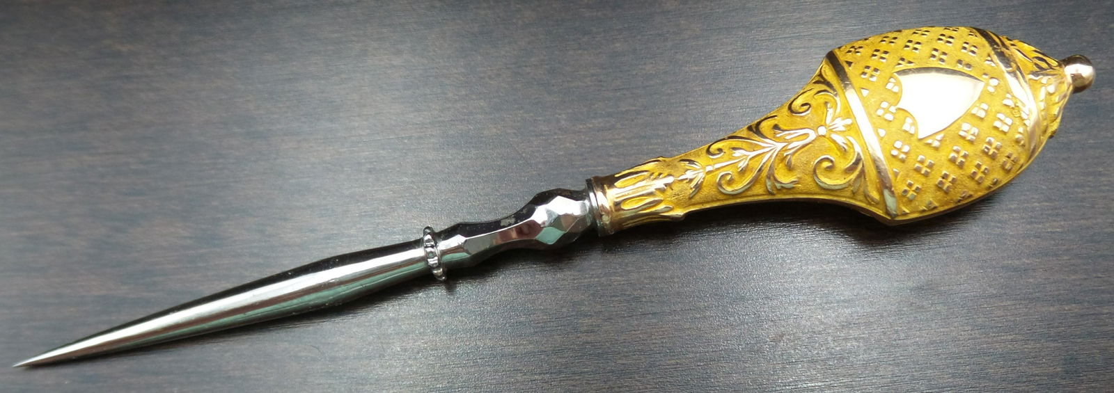 Antique 19th Century French 18K Gold Engraved Sewing Tool (1 of 6)