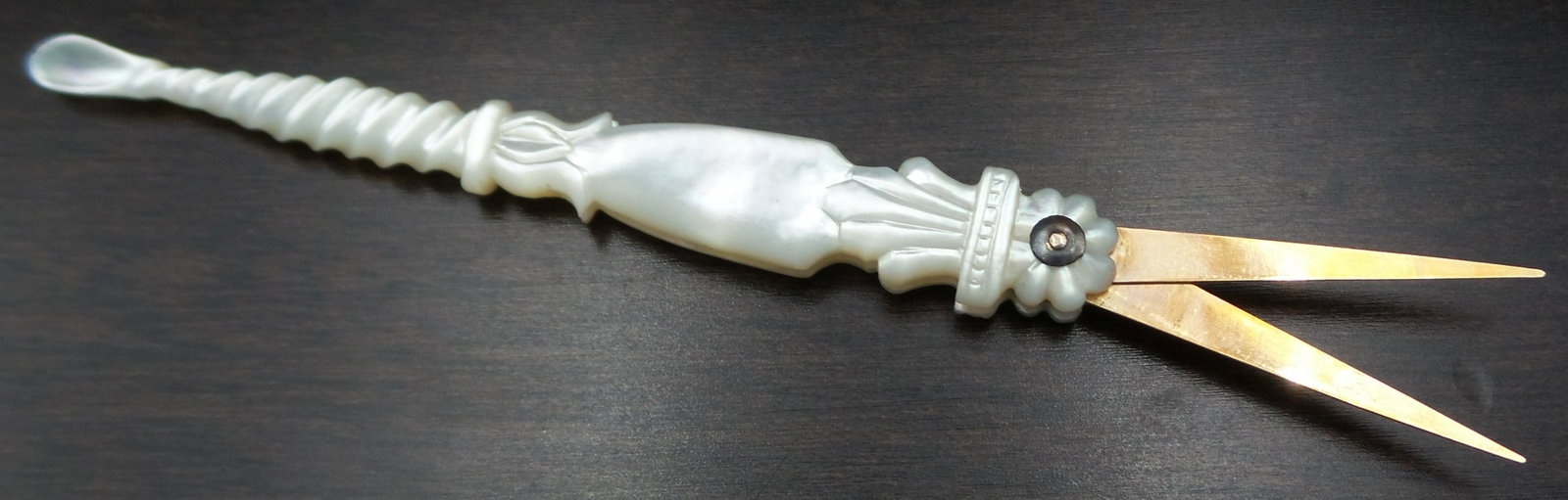 Antique 1900s European 18K Gold & Mother of Pearl Foldable Travel Scissors: Measures 2 3/4" long (3 3/4" extended) and weighs 3.5 grams
