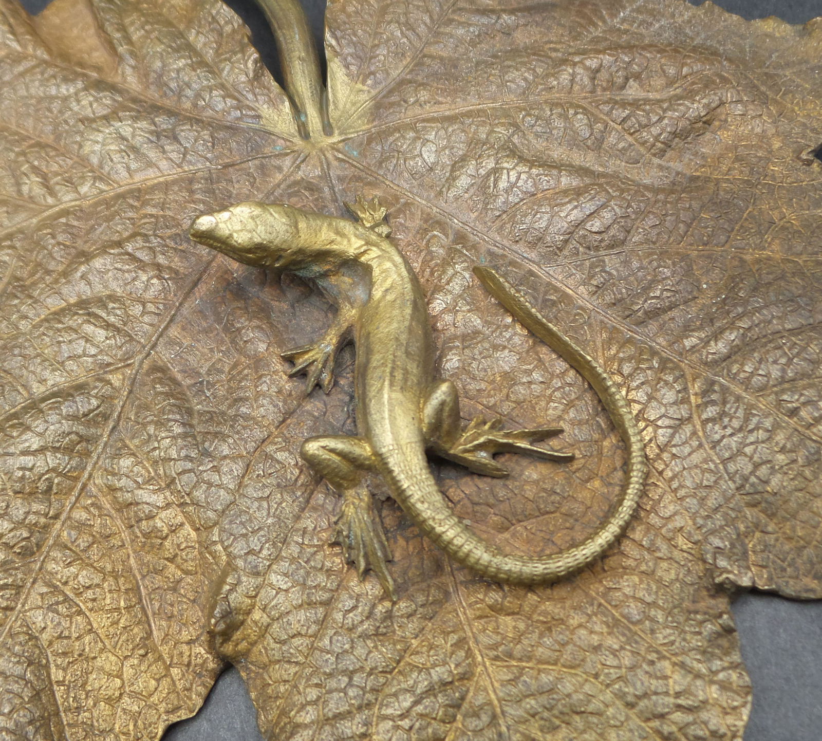 Antique 19th Century SUSSE FRERES France Lizard on Vine Leaf Bronze Sculpture (1 of 11)