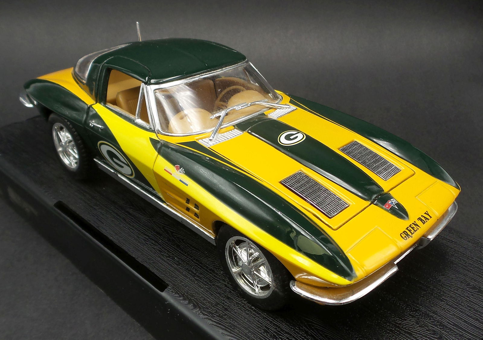 Vintage GREEN BAY PACKERS 1963 Corvette Model Car (1 of 14)
