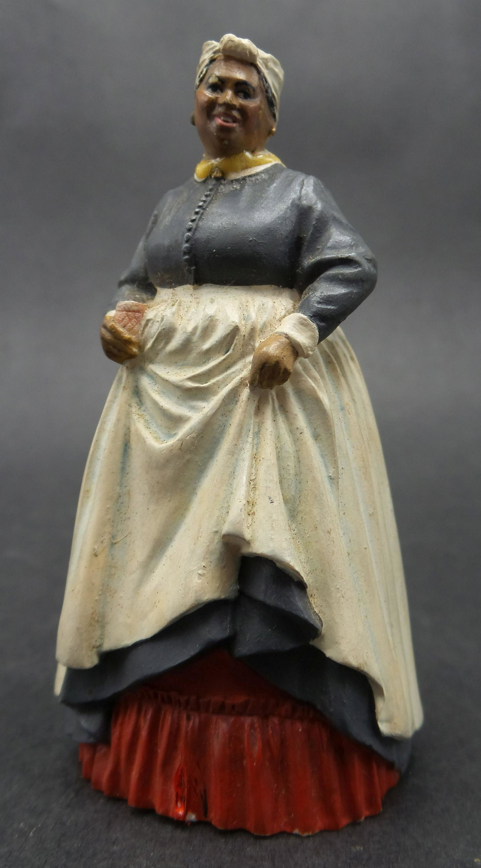 Vintage 1980s FRANKLIN MINT Mammy Black Americana Figurine: Good vintage condition with minor paint touch up on the bottom dress seam. Measures approx. 3 3/8" high.