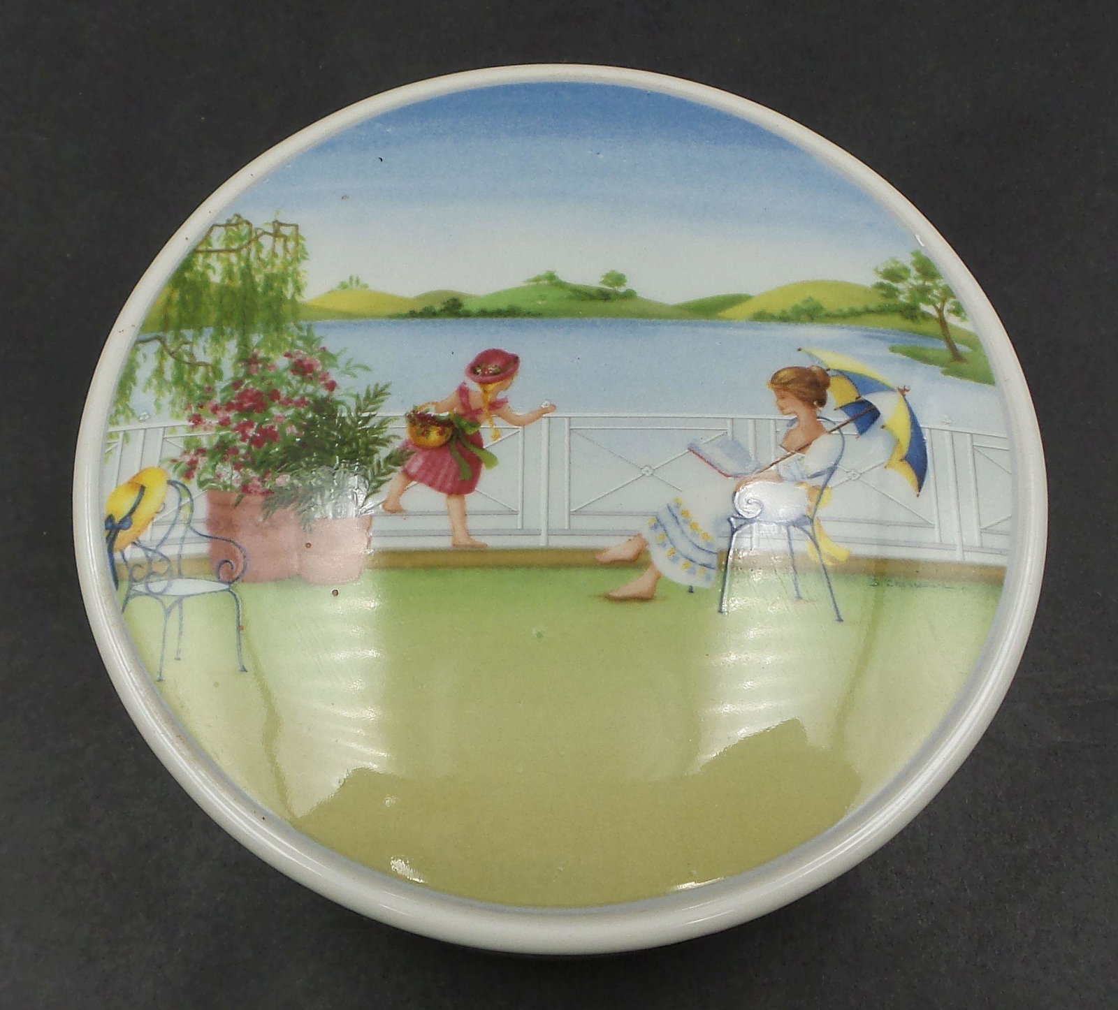 Vintage VILLEROY & BOCH Romantic Seasons "The Summer" Porcelain Trinket Box: Vintage VILLEROY & BOCH Romantic Seasons "The Summer" Porcelain Trinket Box. Very good vintage condition. Displays amazingly.