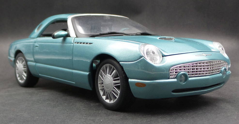 Maisto Ford Thunderbird Diecast Model Car 1:18 Scale