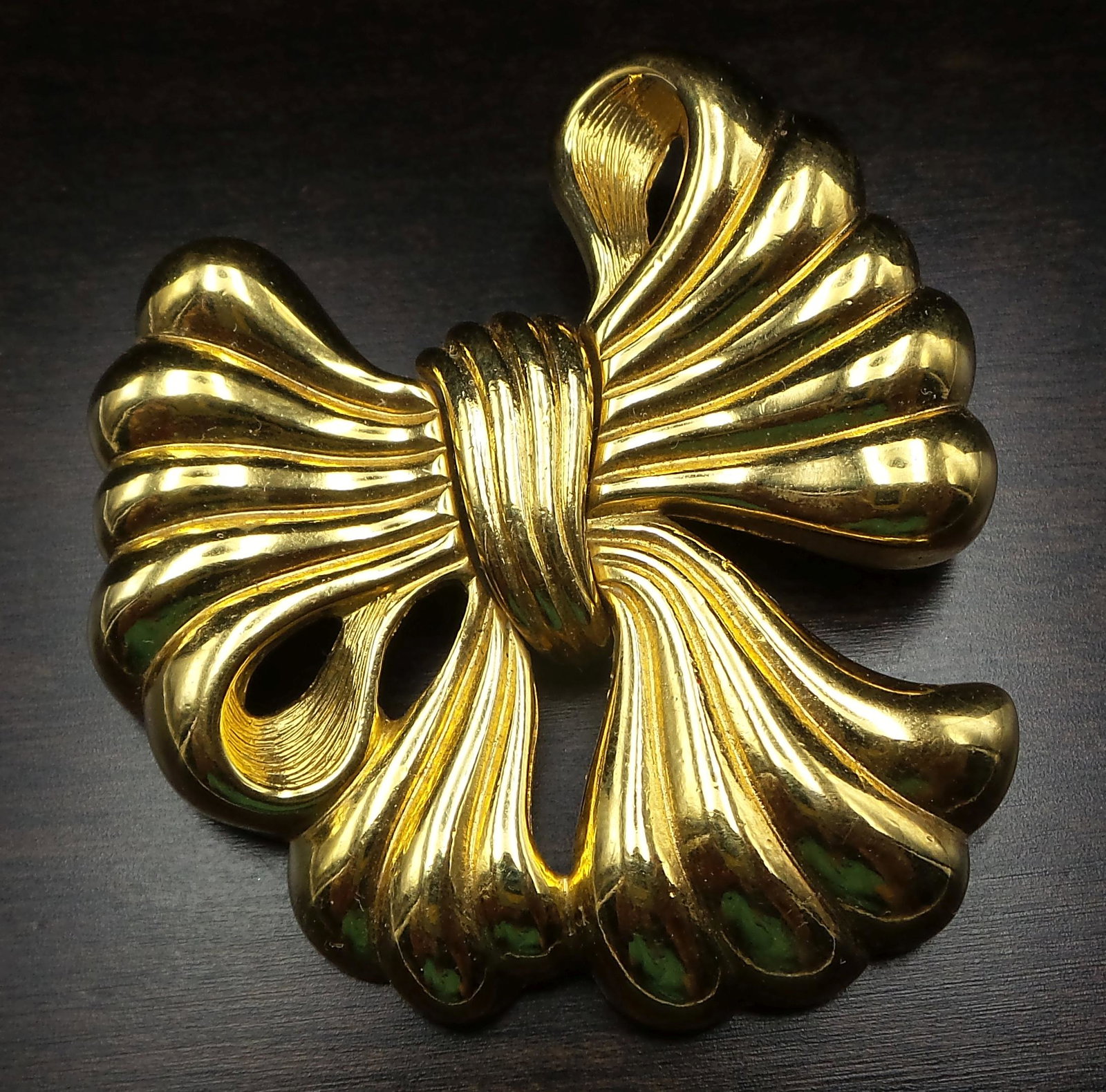 Vintage MONET Costume Jewelry Bow Brooch: Beautiful piece. Measures approx. 1 7/8" long x 1 3/4" wide and weighs ca. 29.5 grams. Very good vintage condition with no damage and only minor wear. Signed on the reverse.