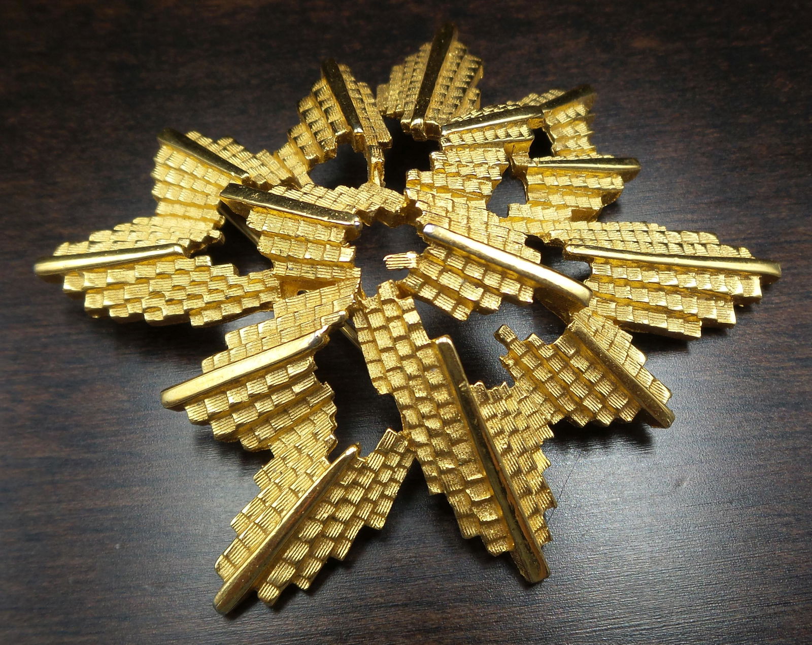 Vintage Mid-Century Modern TRIFARI Brutalist Goldtone Star Design Brooch: Great Mid-Century Brutalist Design. Measures approx. 2 1/4" long x 2" wide. Very good vintage condition with no damage.