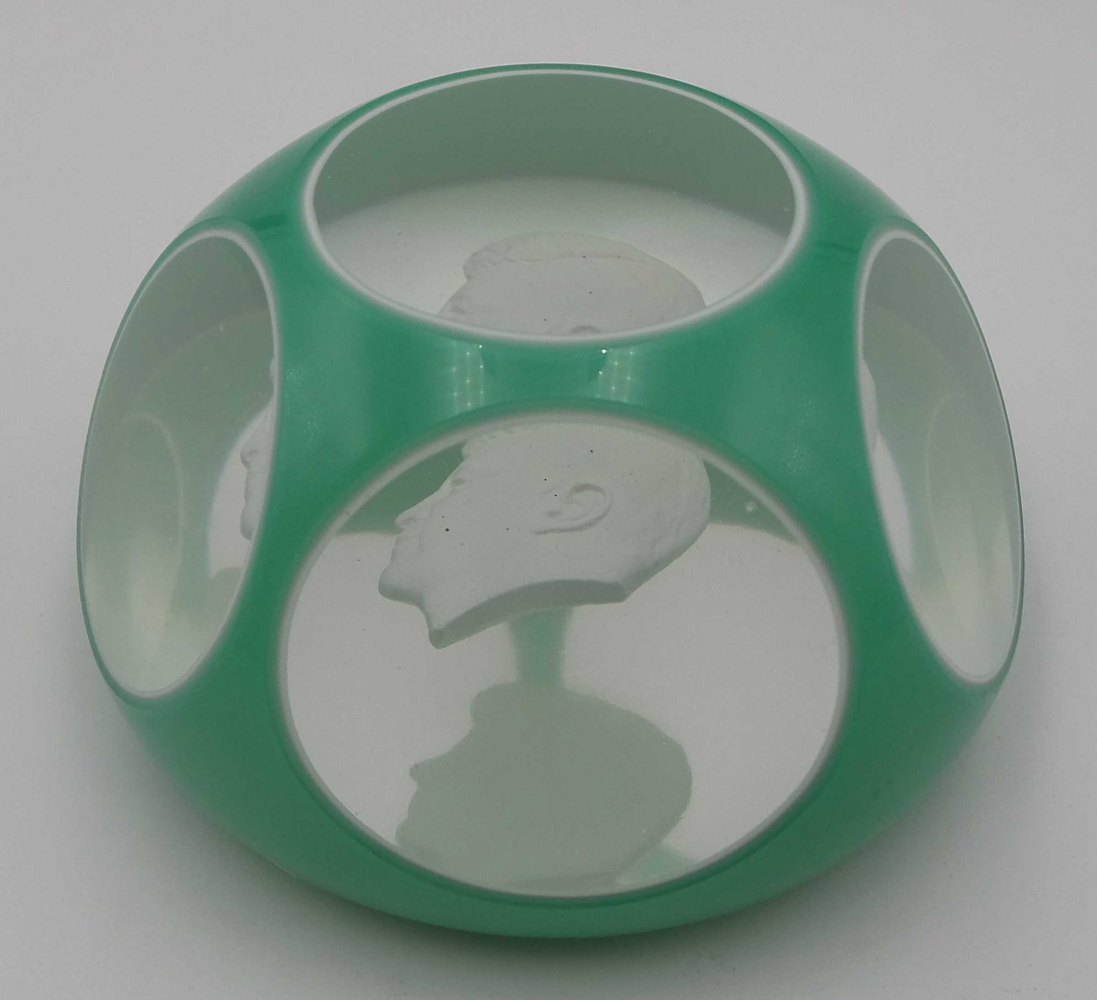 Vintage John F. Kennedy Green Art Glass Paperweight: Measures 2" H x 3 1/2" in diameter. The piece is not signed but likely BACCARAT.