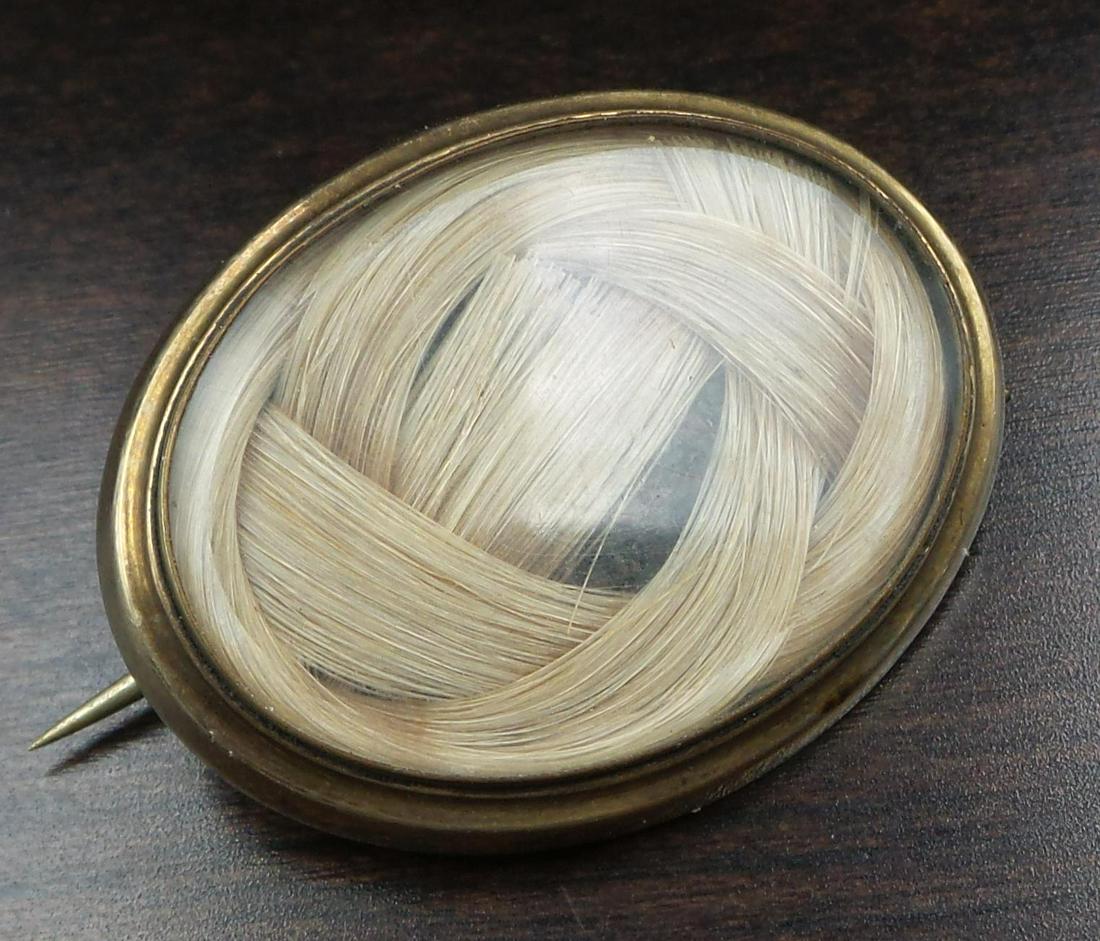 Antique Victorian 9K Yellow Gold Mourning Jewelry Brooch /w French Hair Art: A stylish antique mourning/sentimental locket front brooch. Crafted in solid 9K gold, the brooch features a glass compartment containing plaited blond hair, in memory of a beloved person long departed