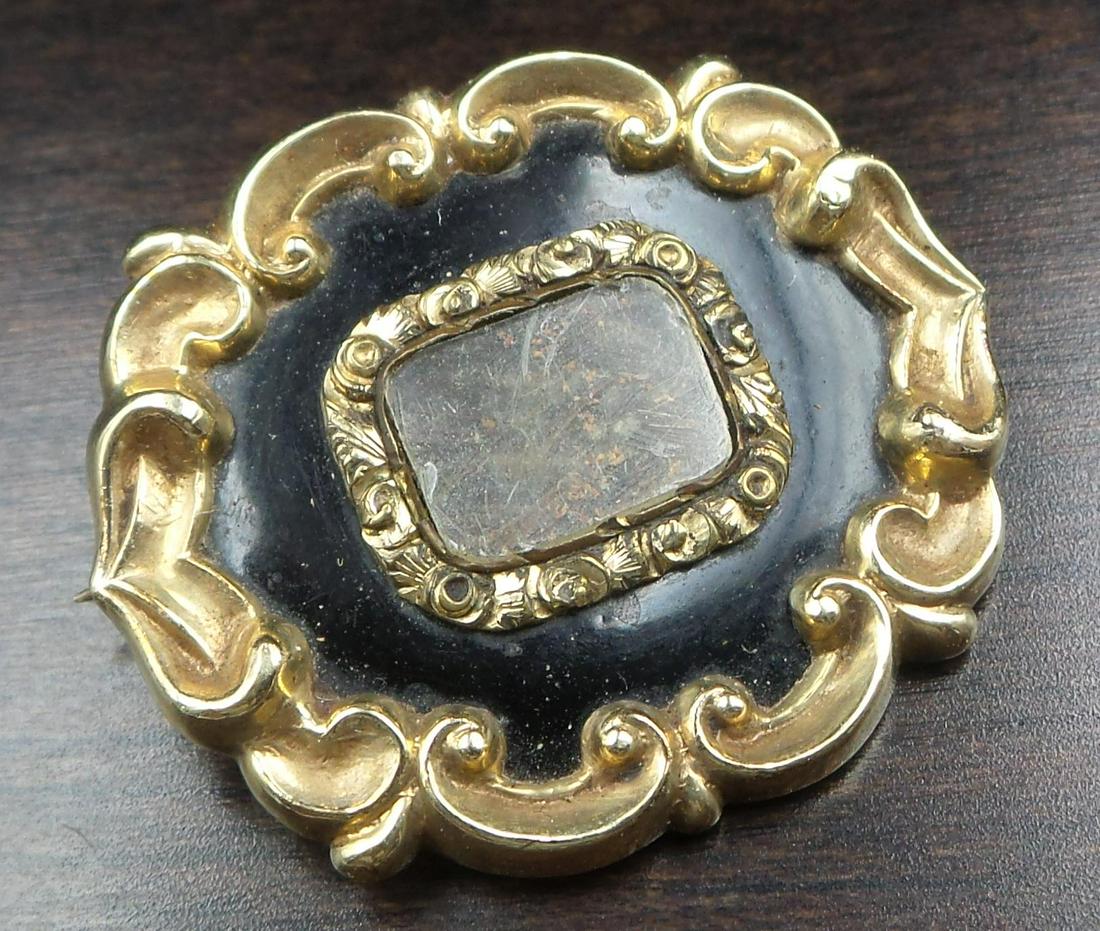 Antique Victorian 10K Gold, Black Enamel & French Hair Art Mourning Jewelry Brooch: A beautiful antique mourning/sentimental locket front brooch. Crafted in solid 10K gold. The brooch features a glass compartment and ornate gold repousse work against a jet black enamel background. Th