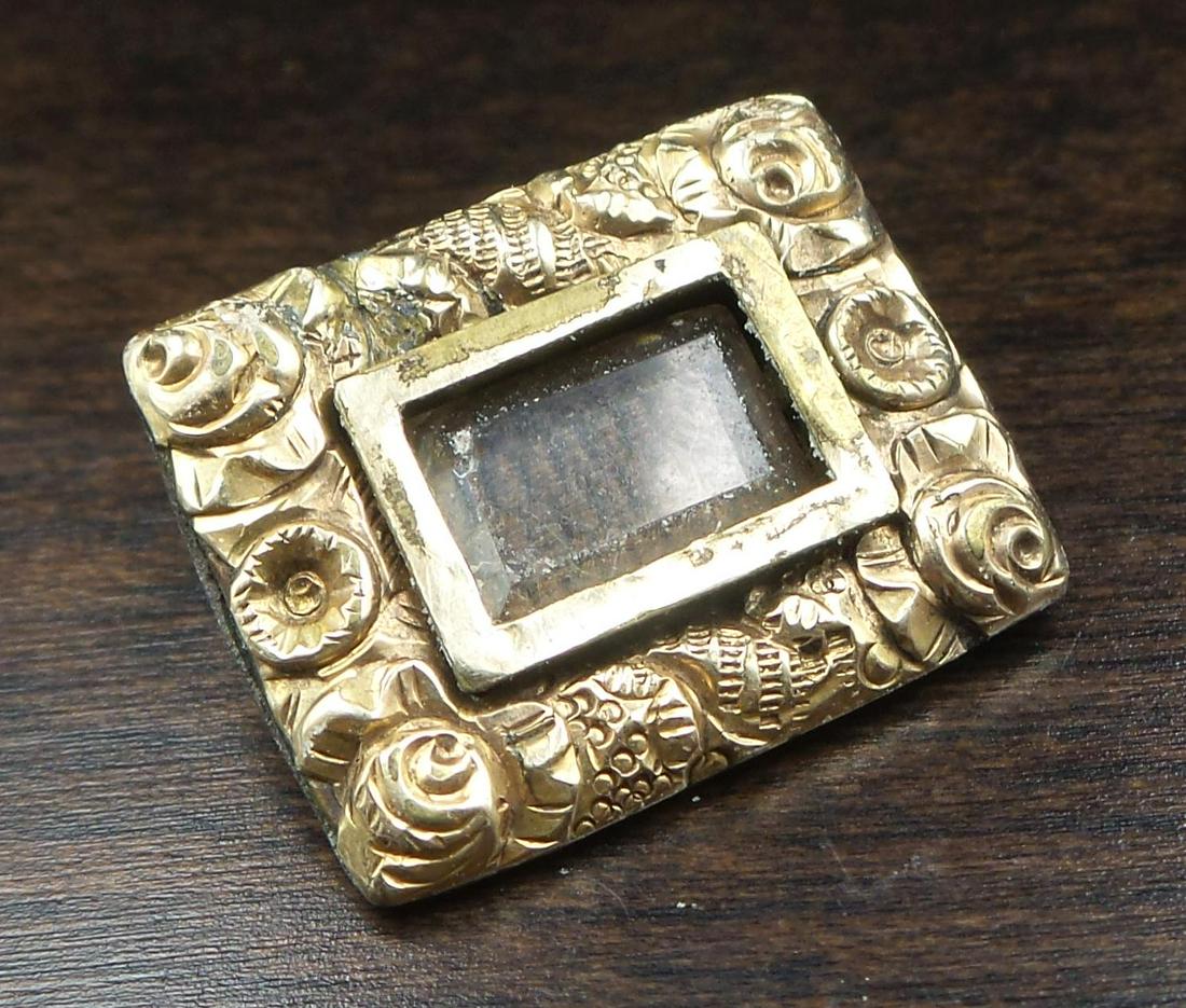 Antique Victorian 9K Yellow Gold Mourning Jewelry Brooch /w French Hair Art: A stylish antique mourning/sentimental locket front brooch. Crafted in solid 9K gold, the brooch features a glass compartment containing plaited hair, in memory of a beloved person long departed. Dati