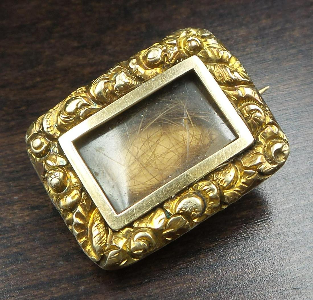 Antique Victorian 9K Yellow Gold Mourning Jewelry Brooch /w French Hair Art: A stylish antique mourning/sentimental locket front brooch. Crafted in solid 9K gold, the brooch features a glass compartment containing hair, in memory of a beloved person long departed. Dating to th