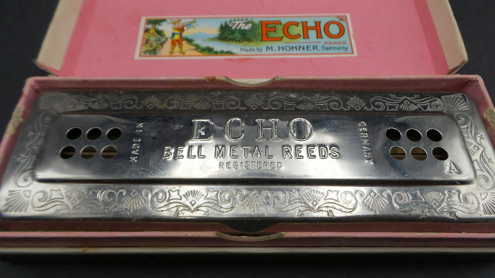 Vintage 1940s HOHNER Germany "Echo Harp" Harmonica in orig. Case: Very good vintage condition, ca. 1930 - 1950. Measures approx. 6 1/4" long x 2 1/2" wide. Tuned "A".