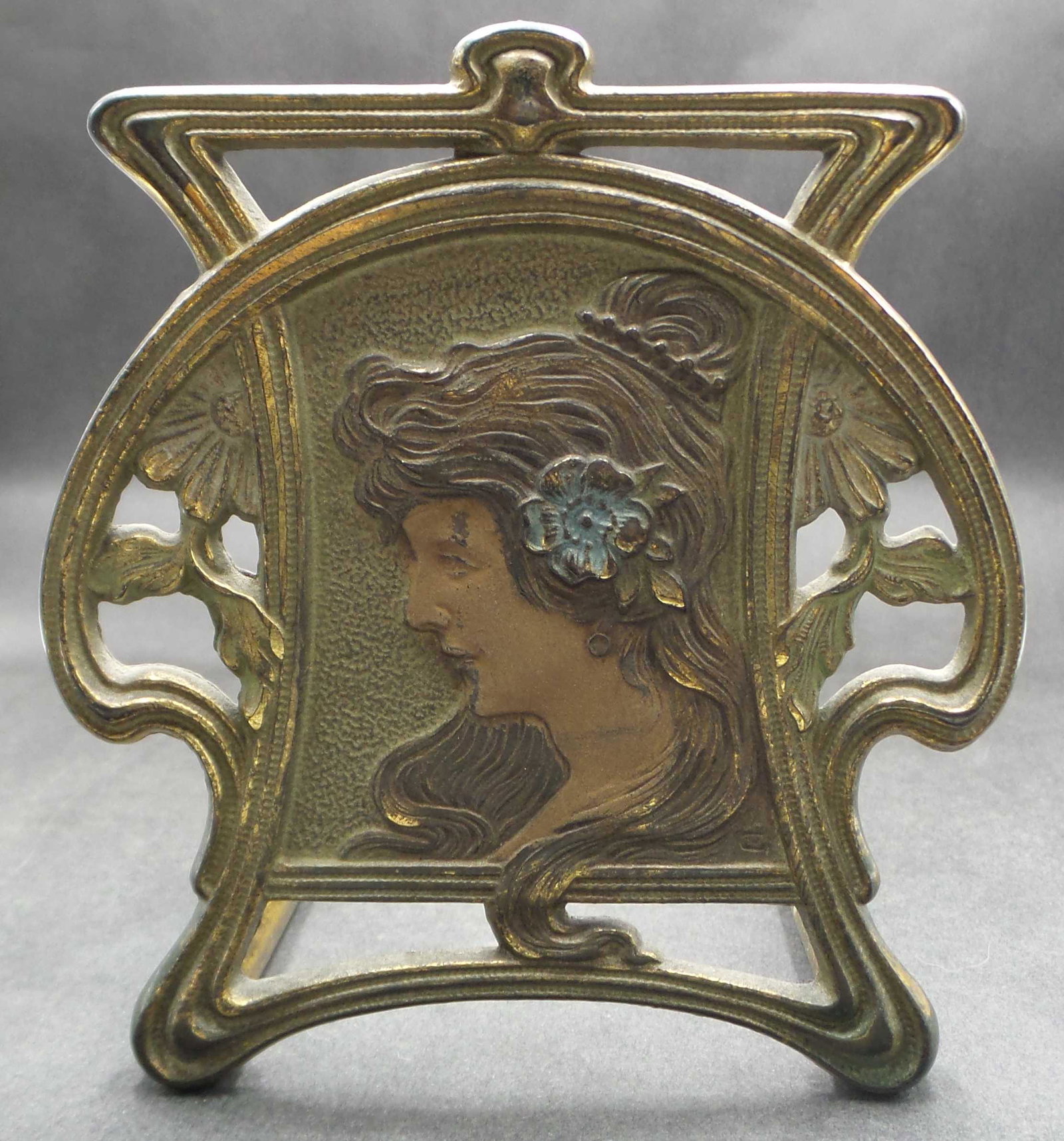 Antique ca. 1910 Art Nouveau Extendable Brass Bookends: Awesome piece, especially if used for a single author book collection. Measures approx. 9 1/2" (15" extended) long x 5" wide x 5 1/2" high. Very good antique condition, no damage or missing pieces.