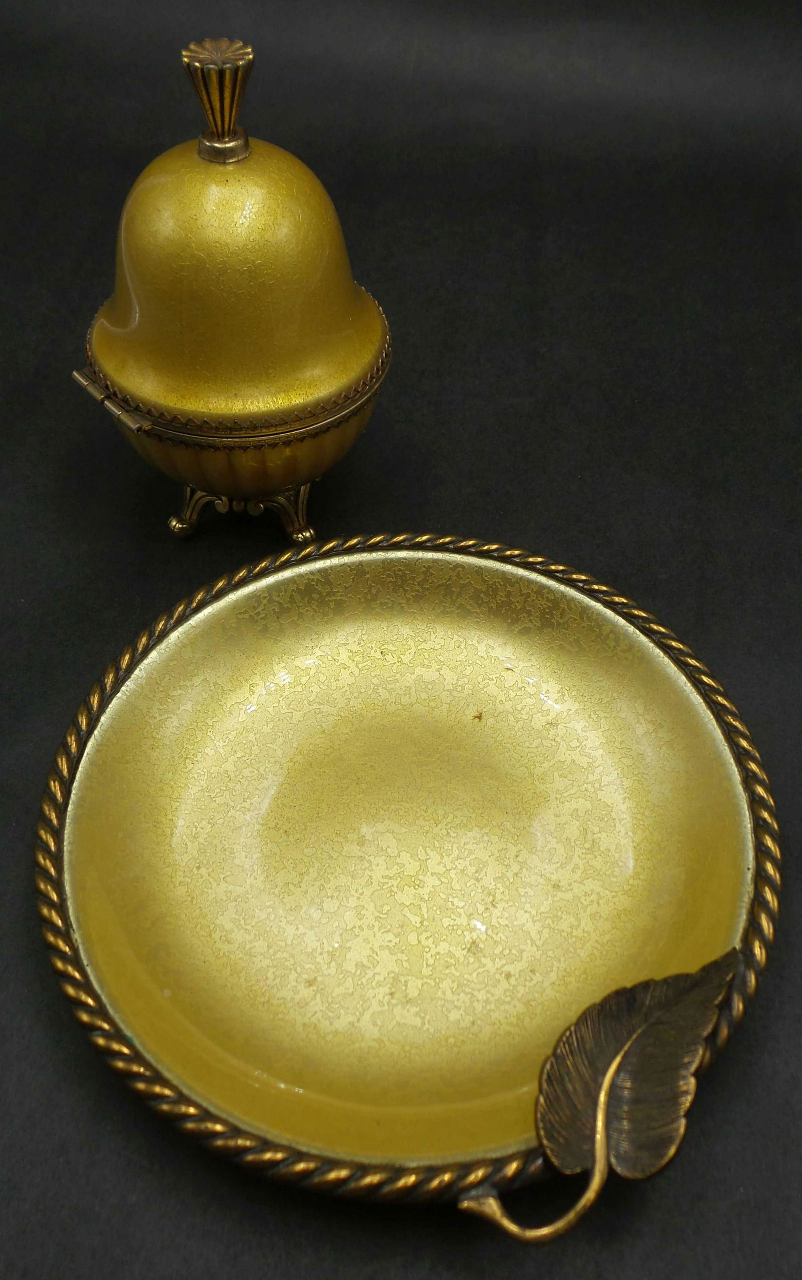 Vintage Mid-Century EVANS Gold Enamel Lighter & Ashtray Smoking Set: Very good vintage condition. Minor enamel loss to the lighter. The lighter works.