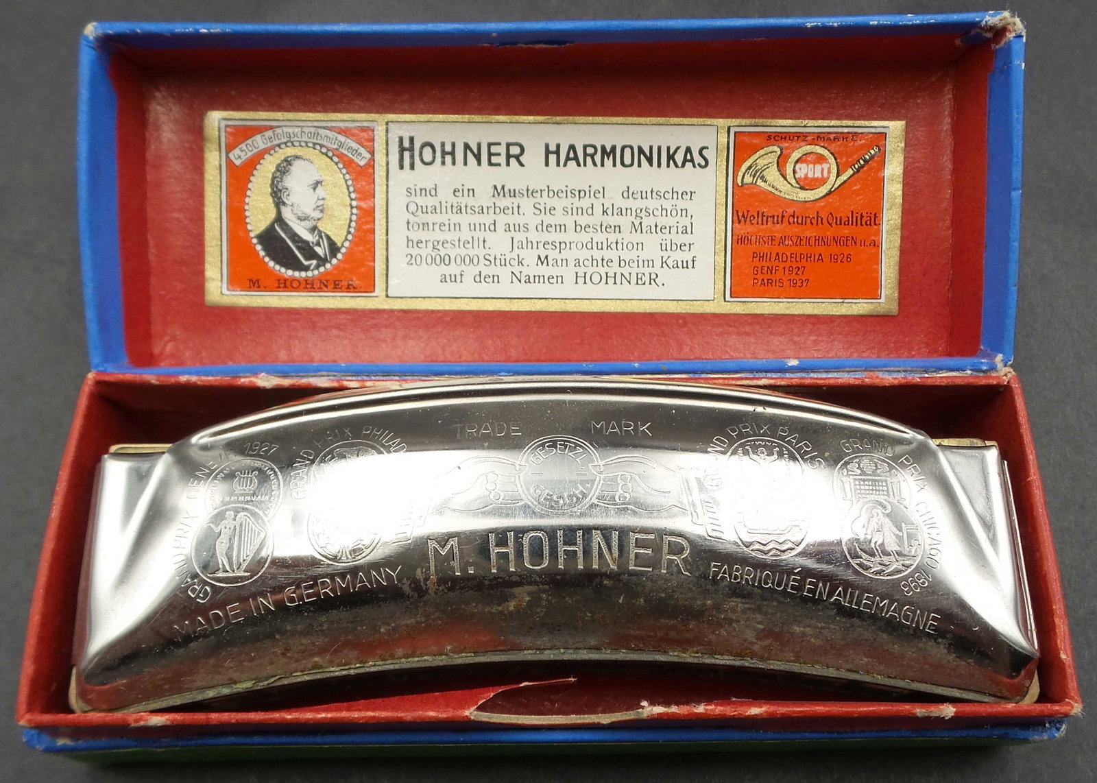 Vintage HOHNER Germany "Unsere Lieblinge" Harmonica - Key of C: This antique harmonica from about the 1930s is a great addition to any music collection. Good vintage condition with minor corrosion. Comes with the original box. Measures approx. 4" x 1 1/4" wide. Gr