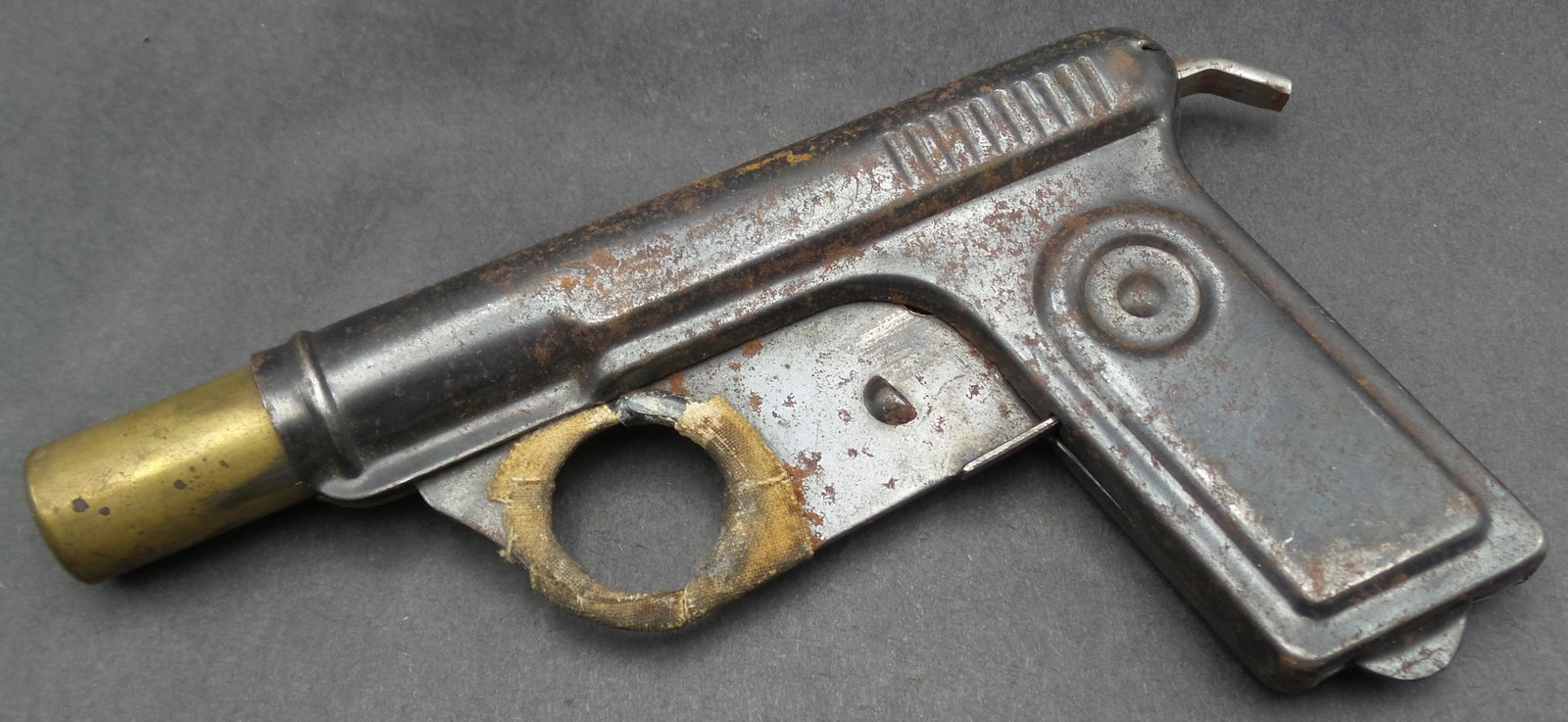 Rare 1915 DAISY No. 71 Water Pistol Repeater Toy Gun: Good condition with wear according to age. Measures approx. 5 1/2" long.