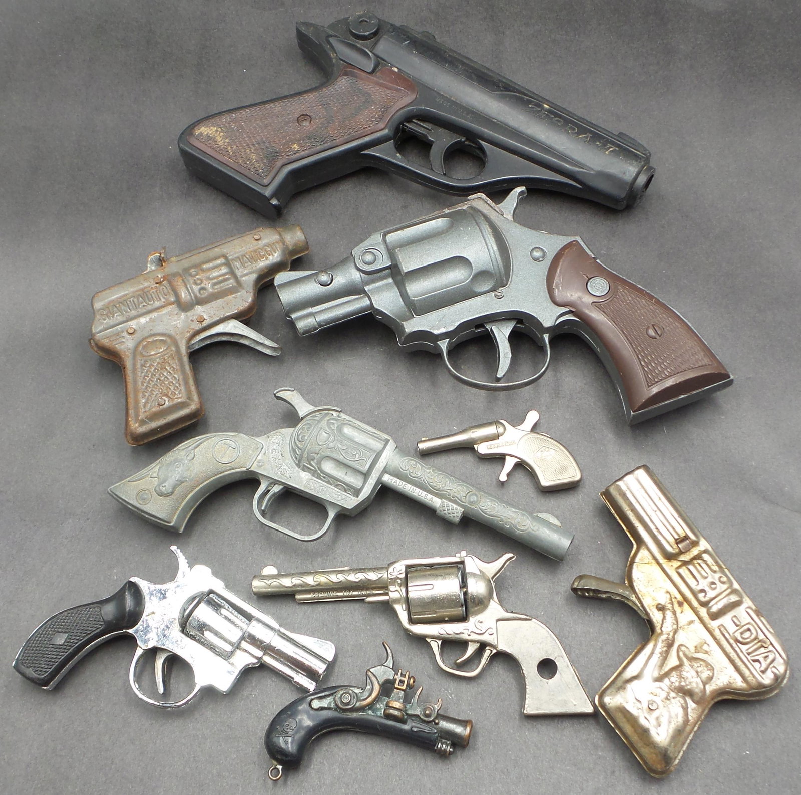 Lot of Antique & Vintage Toy Guns: Great lot in good vintage condition with wear according to age.