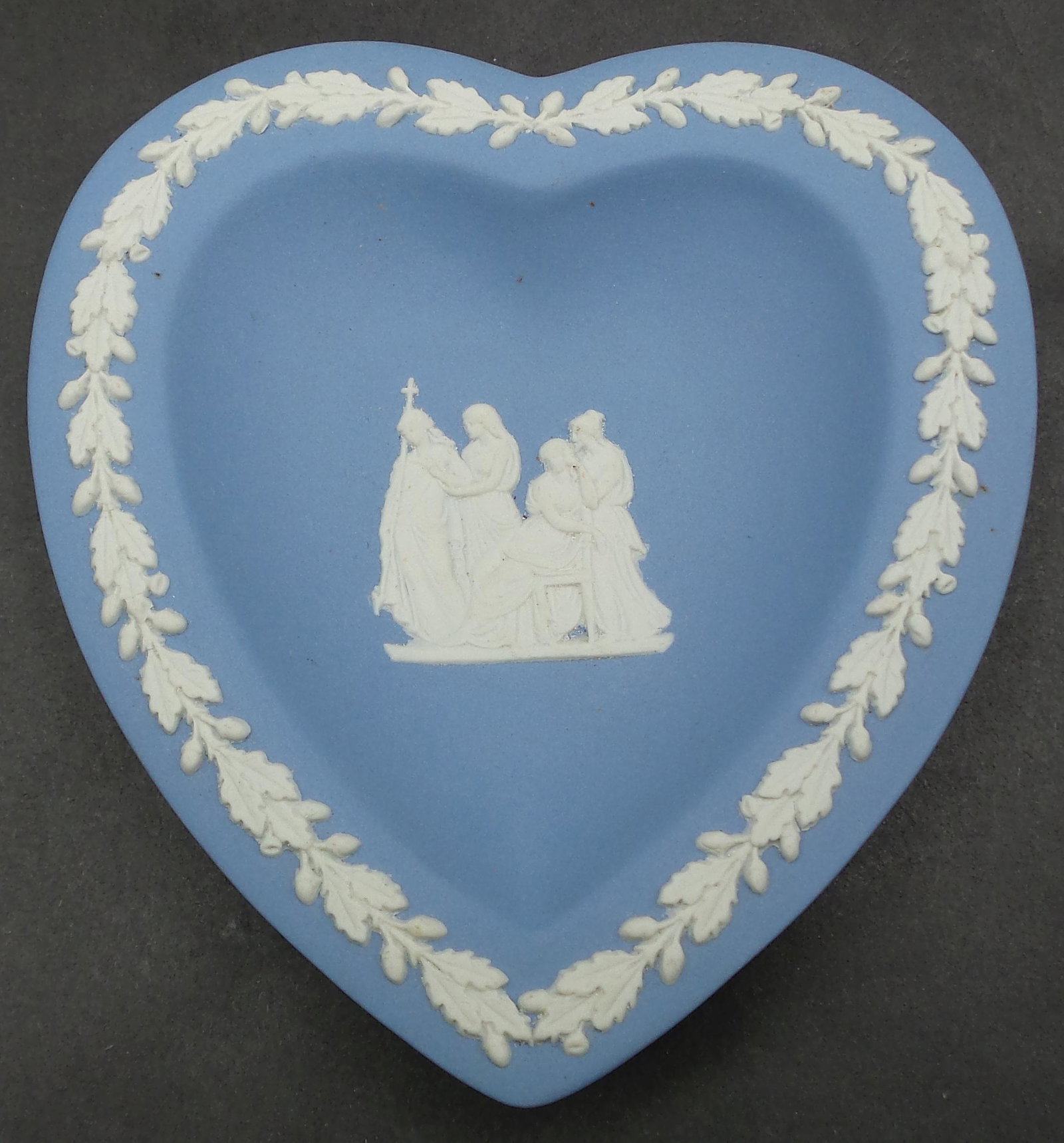 Vintage WEDGWOOD Blue Heart Shaped Jasperware Trinket Dish: Beautiful little piece in very good vintage condition, no chips, cracks, or repairs. Measures approx. 4 1/2" long x 4 1/4" wide x 3/4" high. Signed.