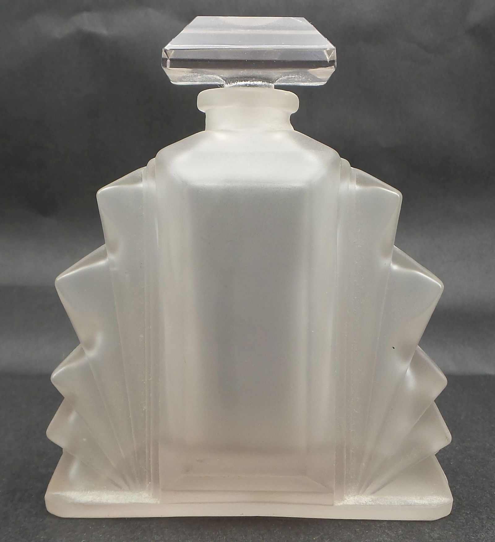 Vintage Satinglass Art Deco Style Perfume Bottle /w Stopper (1 of 9)