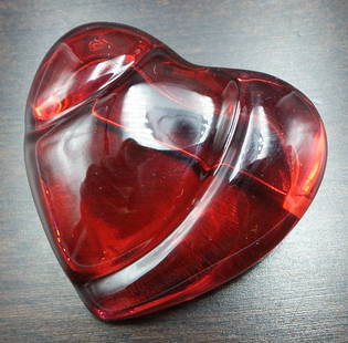 Vintage BACCARAT Ruby Red Crystal & Sterling Silver Puffy Heart Pin/Brooch: Beautiful brooch made by Baccarat in France. Very good vintage condition, no chips, cracks, or repairs. Measures approx. 1 1/2" long x 1 1/2" wide. Signed.