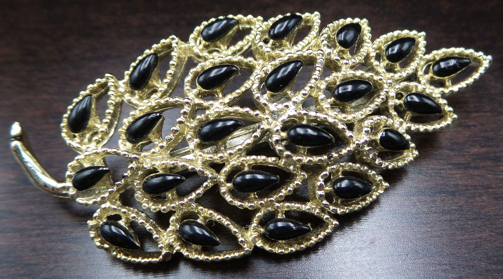Unusual Elegant Vintage JERRY'S Goldtone Metal & Black Enamel Leaf Brooch (1 of 6)