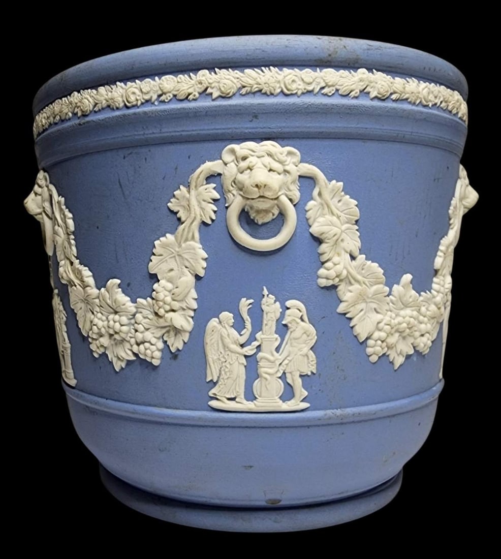 Vintage WEDGWOOD Sky Blue Jasperware Planter: Beautiful piece in very good vintage condition, no chips, cracks, or repairs; has a pottery planter inside that was not removed to avoid damage. Measures approx. 4 3/8" high x 4 7/8" in diameter. Sign