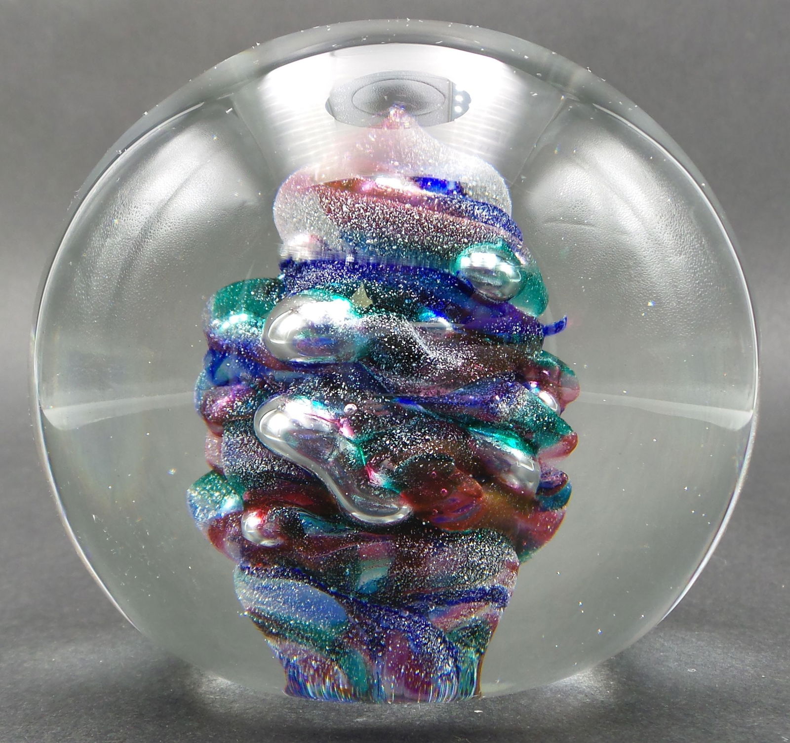 Vintage Vintage 1996 DAVID PATTERSON Art Glass Paperweight: Measures approx. 3 1/2" in diameter. Very good vintage condition; no chips, cracks, or repairs. Some scratching to bottom. Signed and dated.