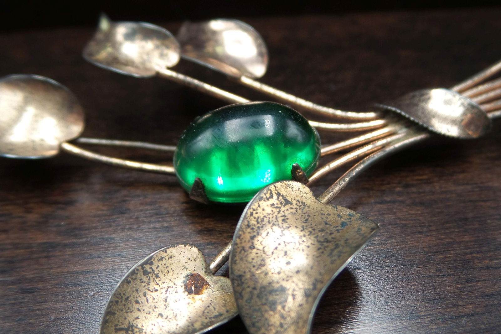 Vintage STERLING BY JORDAN Sterling Silver & Green Glass Stone Leaf Brooch (1 of 6)